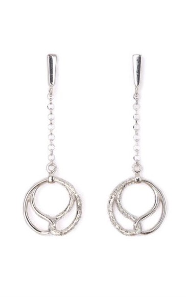 De T1269|Yo Design Cool oorhangers zijn een stijlvolle toevoeging aan je sieradenverzameling. Deze oorbellen vallen onder de categorie sieraden en zijn specifiek van het type hoepeloorringen. Ze combineren elegantie met moderne flair, waardoor ze zowel casual als formele outfits een chique tintje kunnen geven. 
